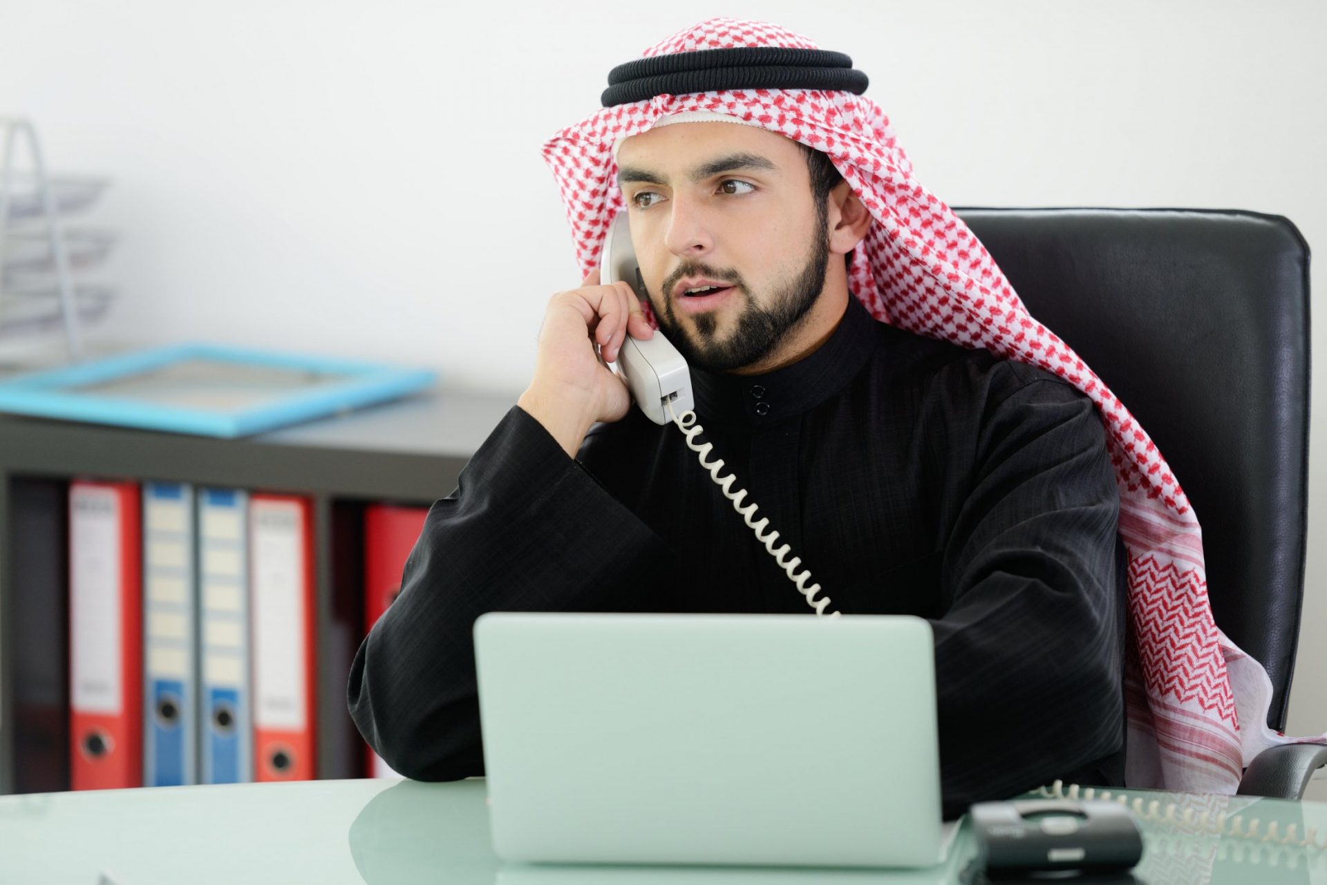 Телефон арабов. Араб бизнесмен. Арабские бизнесмены. Умный араб. Арабский предприниматель.